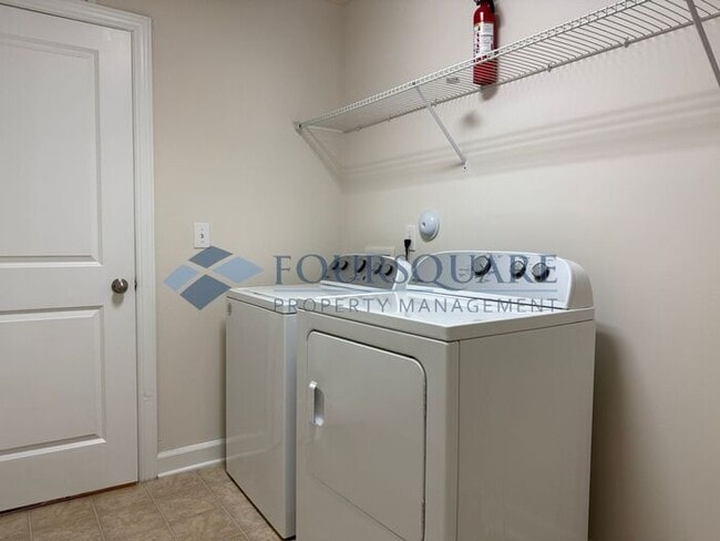 Building Photo - Spacious End-Unit Townhome with 2-Car Garage & Private Patio – Near Beaver Creek & Downtown Apex