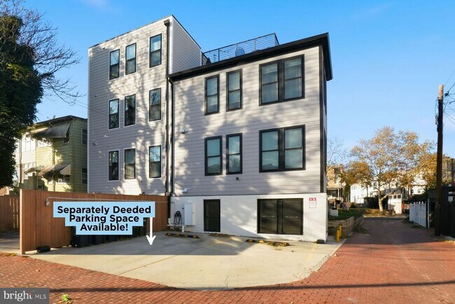 Building Photo - 616 Quebec Place NW