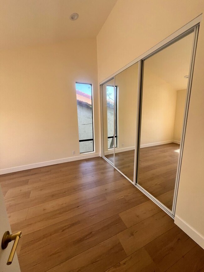 Building Photo - Thousand Oaks - 3 bedroom, 2.5 bath in the...