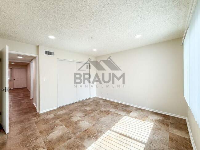 Building Photo - 221 W Elm Ave