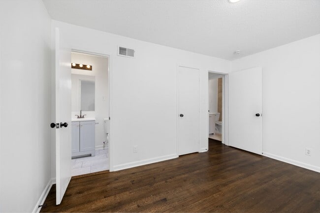 Building Photo - 3 bedroom, 2 bath recently renovated in So...
