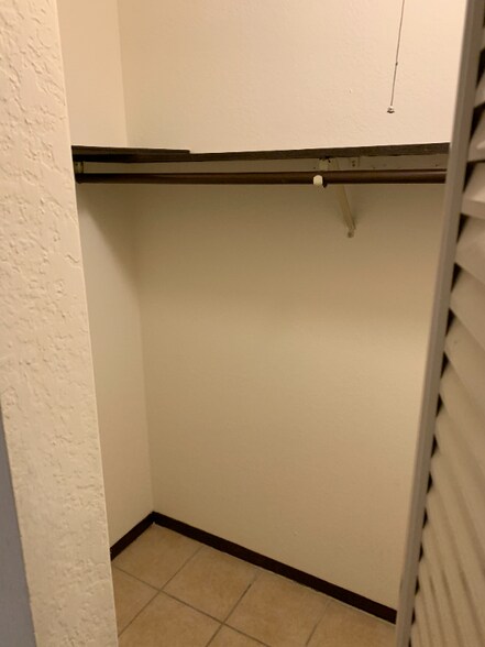 Building Photo - 995 St Albans St N