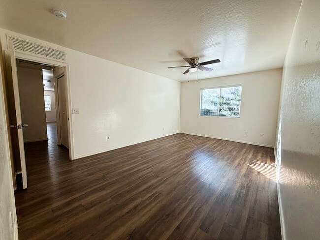 Building Photo - "Spacious 4-Bedroom Townhouse in Prime Phoenix Location – Quiet and Move-in ready!"