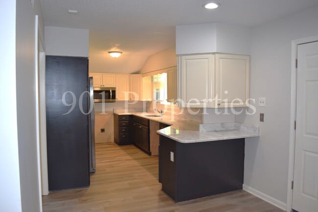 Building Photo - 8660 Beechcroft Pl N