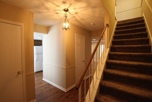 Building Photo - Beautiful 3 Bedroom, 2.5 Bath Townhome in ...