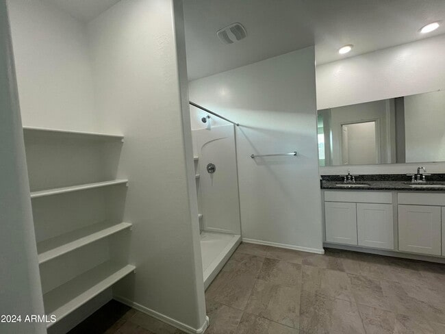 Building Photo - 1575 E Lardner Dr