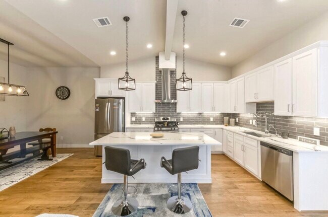 Building Photo - 823 Mansfield St