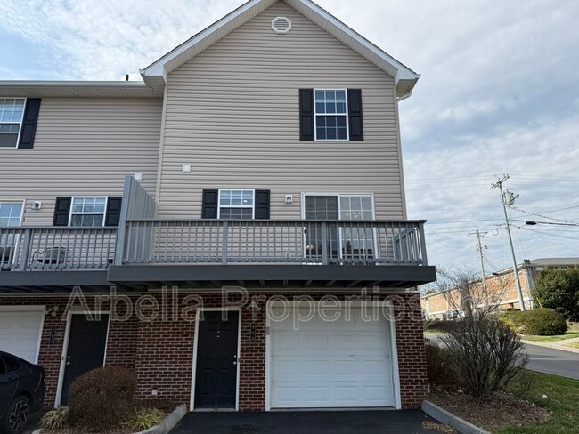 Building Photo - 2121 S Greenwood Dr