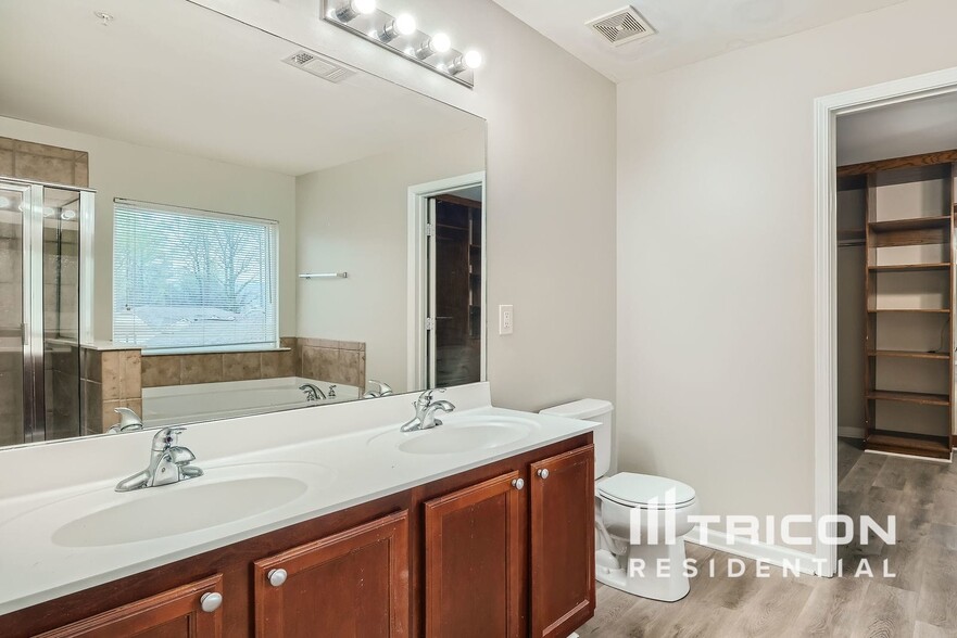Building Photo - 383 Roseglen Dr NW