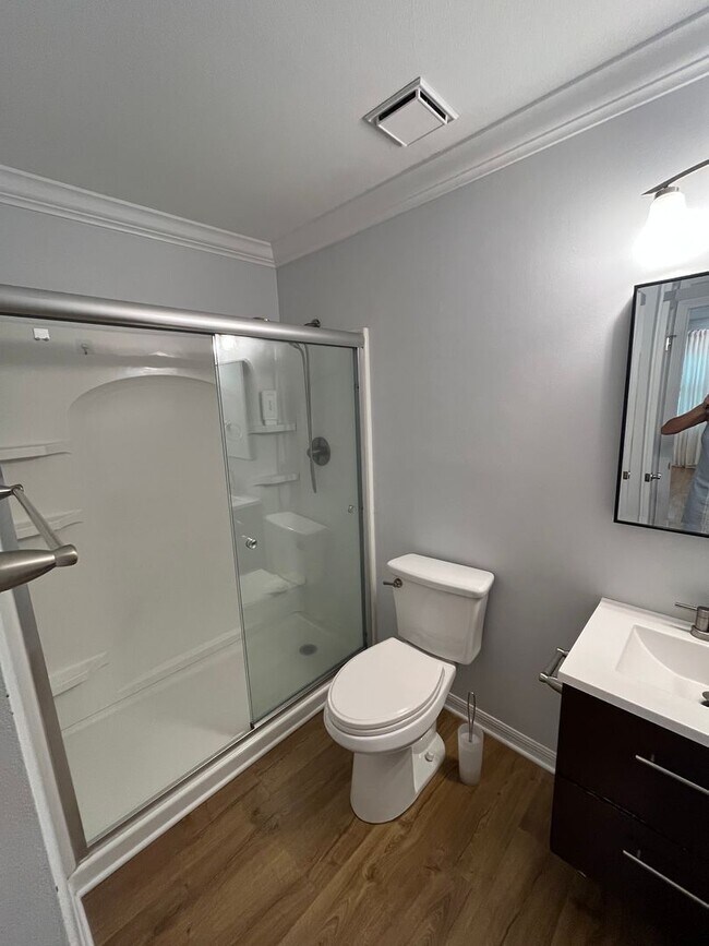 Building Photo - Modern Comfort Meets Prime Location in Vic...