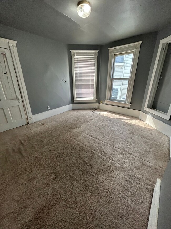 Building Photo - Large Five Bedroom House