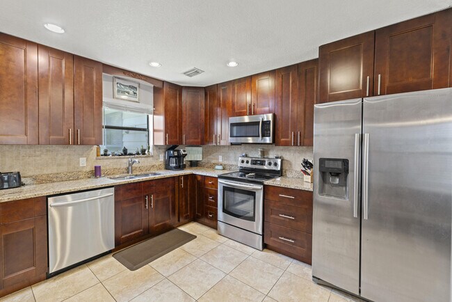 Building Photo - 591 Kriss Ln