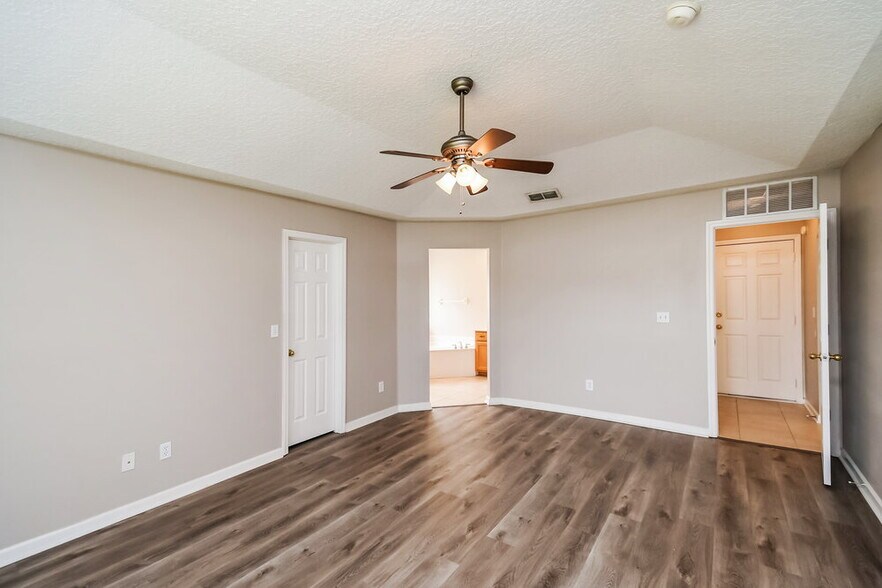 Building Photo - 9135 Prosperity Lake Dr