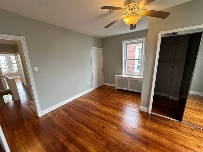 Building Photo - Experience comfort in three large, light-f...
