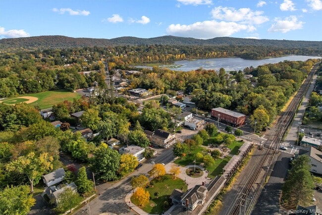 Building Photo - 10 Burnside Ave