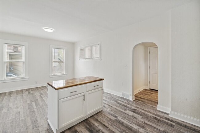 Building Photo - 4039 Vermaas Ave