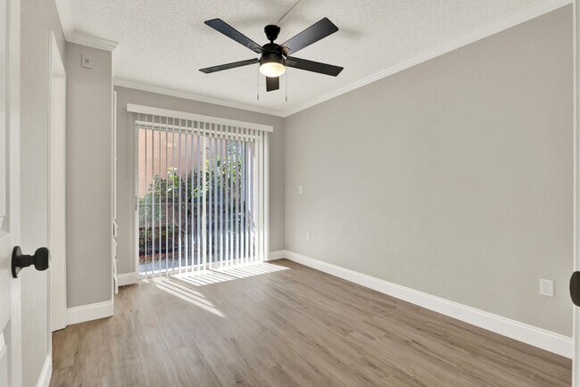 Building Photo - Newly Renovated ~ Ground Floor Condo in th...