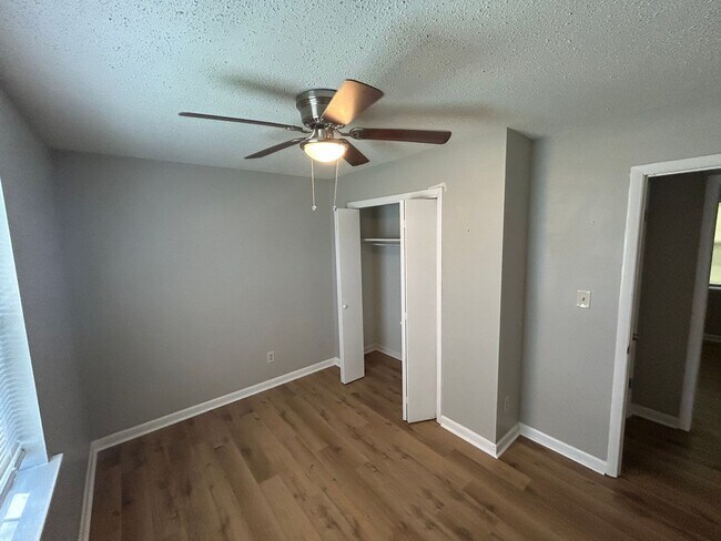 Building Photo - 3br 1.5 ba available now