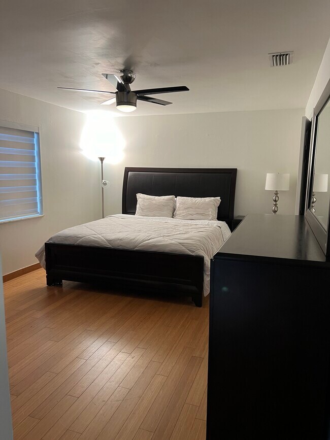 Building Photo - 1010 Hollywood Blvd