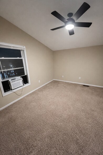 Building Photo - 629 Oak St SE