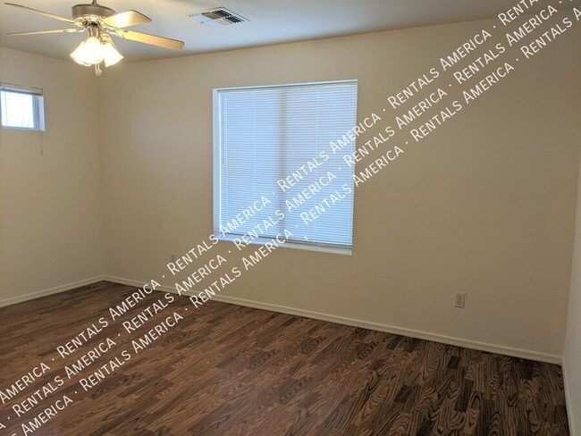 Building Photo - 895 E Lakeview Dr