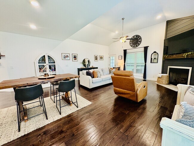Building Photo - 1268 Easthaven Dr