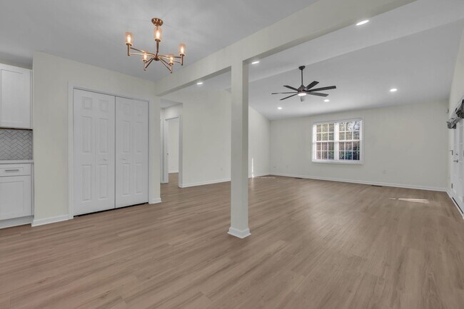 Building Photo - 129 Vintage Cir