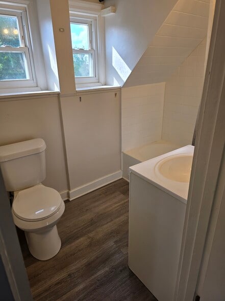 Building Photo - 11 N Linwood Ave