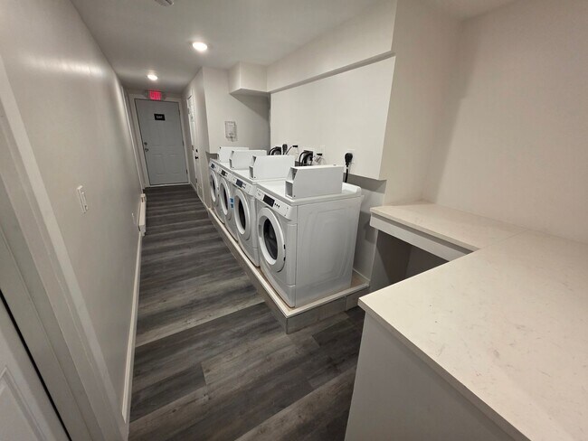 Building Photo - Newly Renovated 1 Bedroom Apartment - Poug...