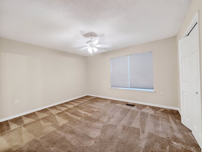 Building Photo - "Charming 2-Bed Townhouse Retreat on Scenic Oak Ln!"