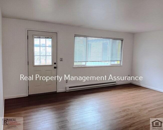 Building Photo - Charming 3BR/1.5BA Duplex Unit Now Availab...