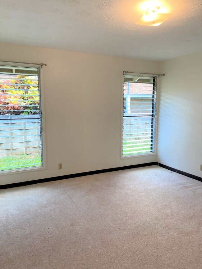 Building Photo - Manoa - Upgraded 3 Bedroom, 3 Bath Single Family Home with Enclosed Garage