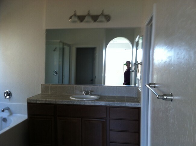 Building Photo - 3 bedroom 2 bath home in South East Visali...