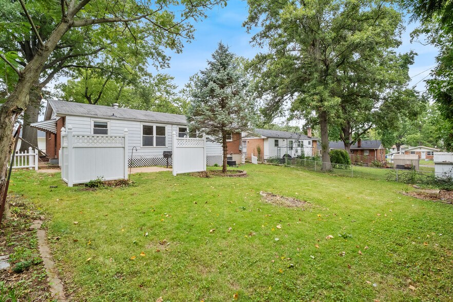 Nice usable, fenced yard - 620 Saint Bernard Dr
