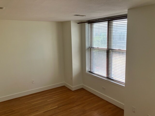 Building Photo - 1326 Emerald St NE