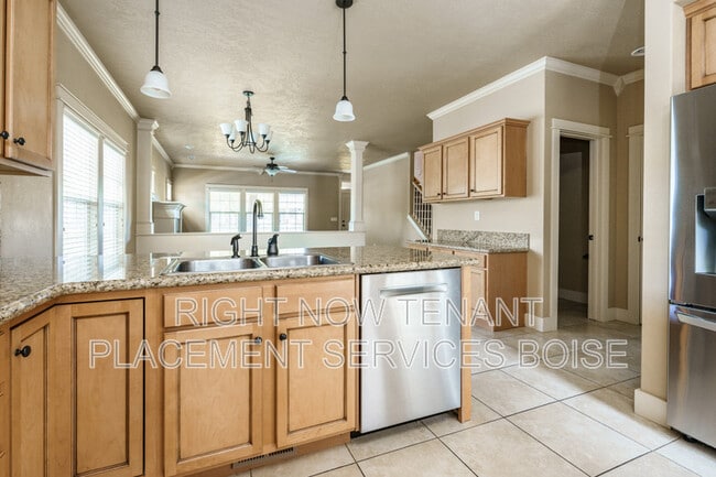 Building Photo - 994 E Winding Creek Dr