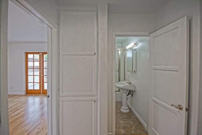 Building Photo - REMODELED, BRIGHT & SPACIOUS, 2-STORY HOME...