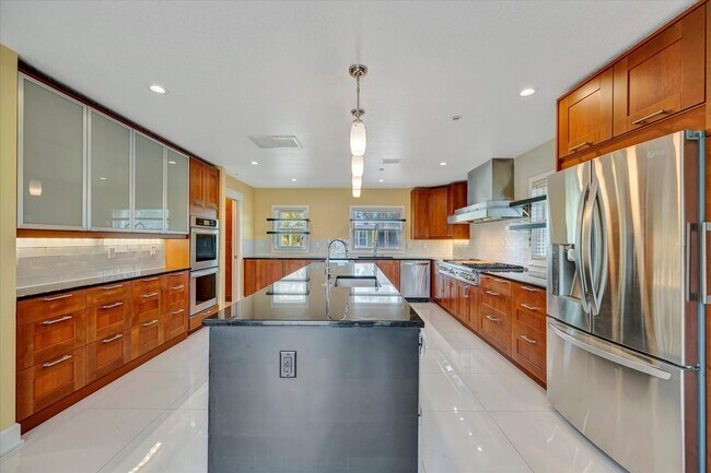 Building Photo - Stunning Annual Rental: Luxury Coastal Liv...