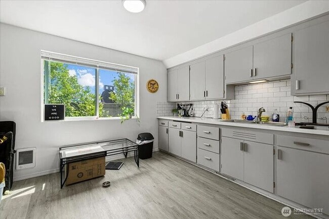 Building Photo - Nice 1 Bed, 1 Bath Upper Unit in Tacoma's ...