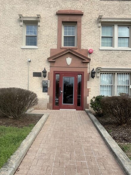 Building Photo - 2625 3rd St NE