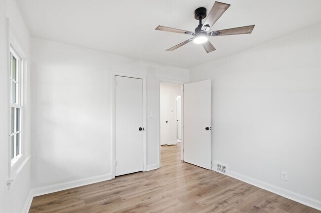 Building Photo - 2801 Mitchell Dr
