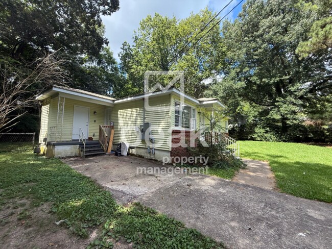 Building Photo - $1,275! 3Bed/ 1.5 Bath House! Located just...