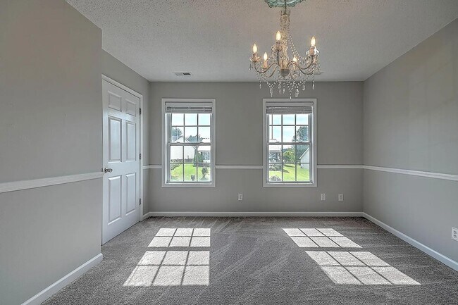 Building Photo - Charming Renovated 2 bedroom/ 3 bath Townhome Near Bristol Country Club – Prime Location!