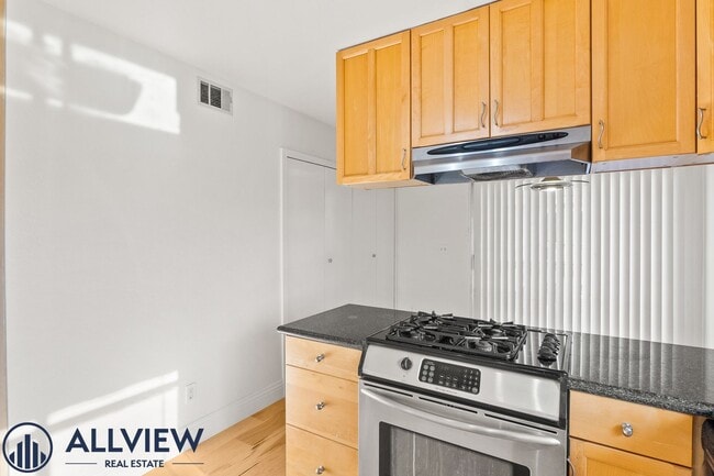 Building Photo - Renovated 2 Bedroom, 1 Bathroom Available ...