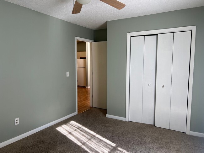 Building Photo - 2 bedroom, 1 bath apartment near Willow Sp...