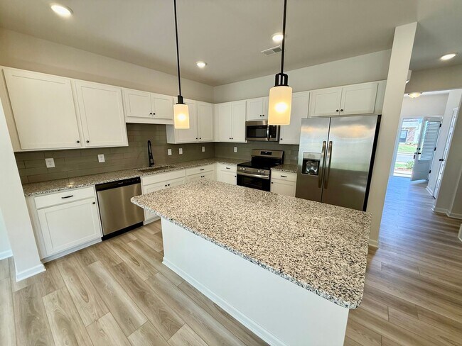 Building Photo - New Corner Unit Townhome in Cartersville