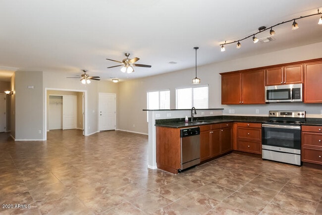 Building Photo - 1737 W Stephanie Ln