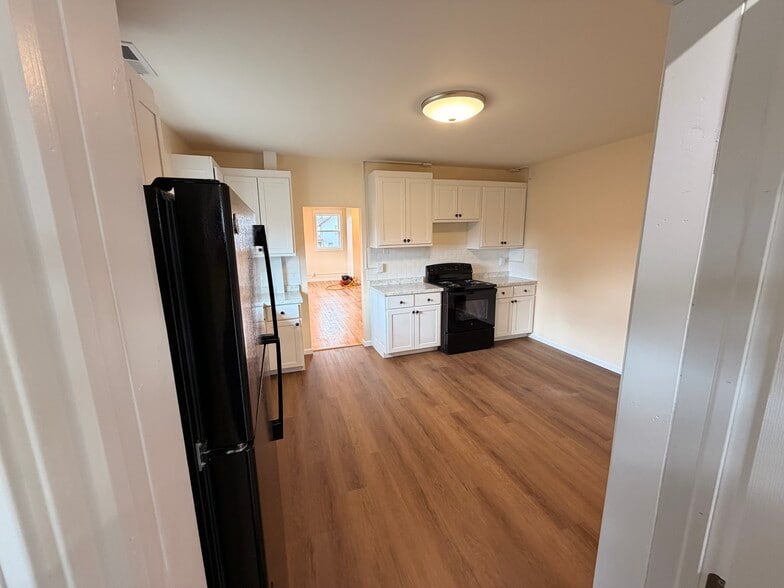 Kitchen living - 214 Perry St