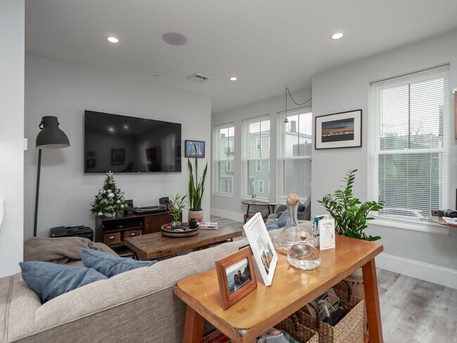 Building Photo - 45 L St