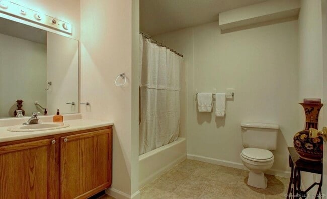 Building Photo - 256 Peck Ln
